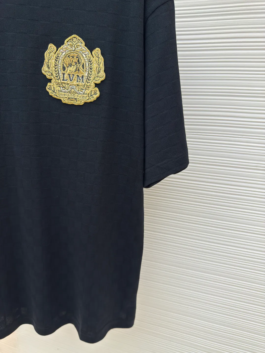 LOUIS VUITTON Golden Thread Puppy Chapter T-shirt ●Authentic product: Purchased and developed for 9750 ●Item number: 1680140-A35 ●Material: Pure cotton fabric ●Technology: Patch embroidery production ●Version: Fitted version ●Weight: about 340 grams ●Size: XS-S-M-L ●Description: Cotton short-sleeved T-shirt with golden dog Chapter embroidery patch. Inspired by dog ​​walkers in Westminster, this piqué cotton T-shirt features an embroidered logo in richly textured Der jacquard. The complex 1V Dog badge pattern pops up on the chest, adding a sophisticated touch to the year-end celebration look. . The overall wiring is straight and delicate, the fabric is comfortable and soft, and the color is consistent without color difference. It can be matched with the same style to create a fashionable look and control various occasions. Customized accessories, complete with three standards, same style for men and women!